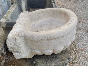 Fontanella con coste in marmo